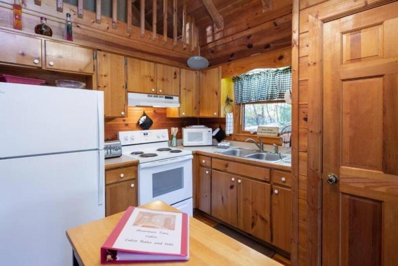 Mountain Time Cabin, Hot Tub, Fire Pit, Fireplace Villa Blue Ridge Exterior photo